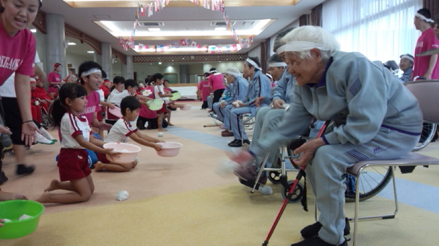 １０月２日、秋の行事の一つ、運動会を行いました。まどか保育園の園児たちと楽しく元気に過ごす事が出来ました！！