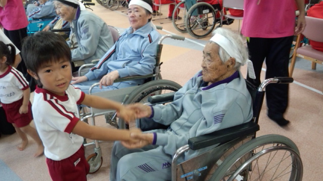 園児たちが帰るときには、皆さんと握手です。 